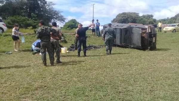 Camión de la FTC vuelca en Yby Yaú y ocho militares quedan heridos