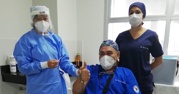 La Nación / “Los médicos están trabajando para salvar vidas, arriesgando las propias”, dice titular del IPS