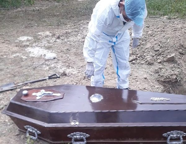 Desenterraron cuerpo del hombre que murió de Covid en Puerto Casado