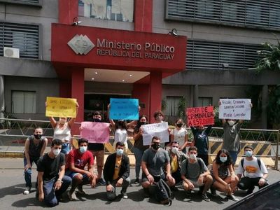 Estudiantes se manifestaron frente a Fiscalía, tras orden de detención de dirigente