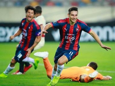 Óscar Ruiz extiende y navega para el Bahía