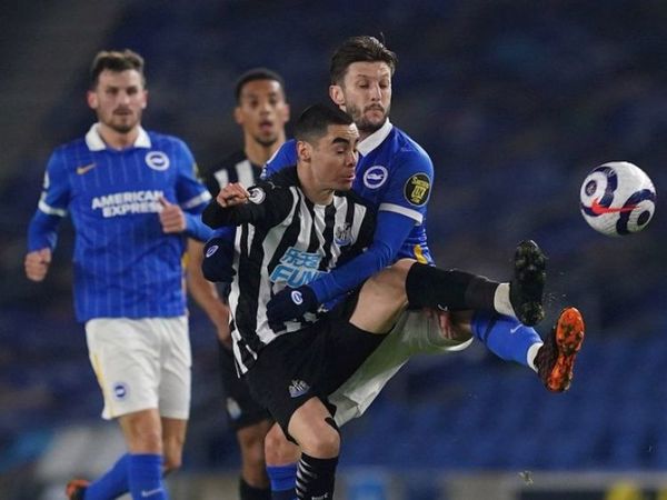 El Newcastle cae por goleada y se acerca a la zona roja