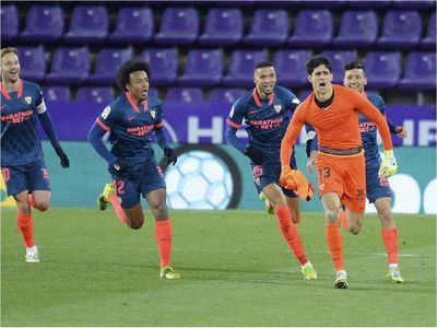 Sevilla rescata un punto gracias a un gol de su arquero en el último suspiro