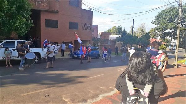 Escrachan al diputado Colym Soroka por rechazar el juicio político - Nacionales - ABC Color