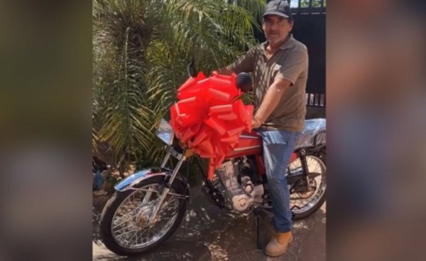 Robaron moto a obrero y colaboración de ciudadanos le regala una nueva