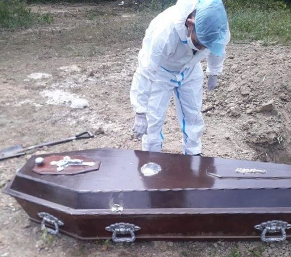 Desenterraron cuerpo del hombre que murió de Covid en Puerto Casado