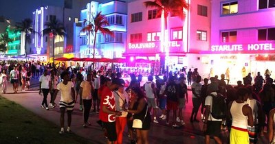 La Nación / Toque de queda en Miami Beach por incontrolable multitud de turistas