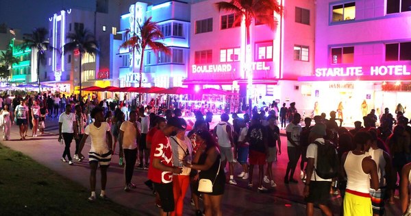 La Nación / Toque de queda en Miami Beach por incontrolable multitud de turistas