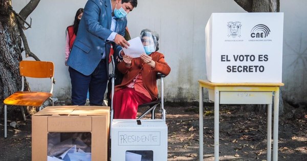 La Nación / Autoridad electoral de Ecuador confirma a Arauz y Lasso para balotaje presidencial