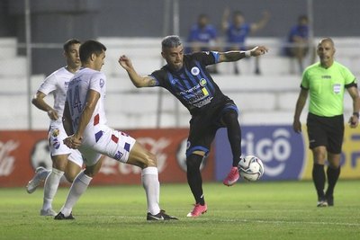 Crónica / El “12” se quedó con 10 y rescató 1 del Tricolor