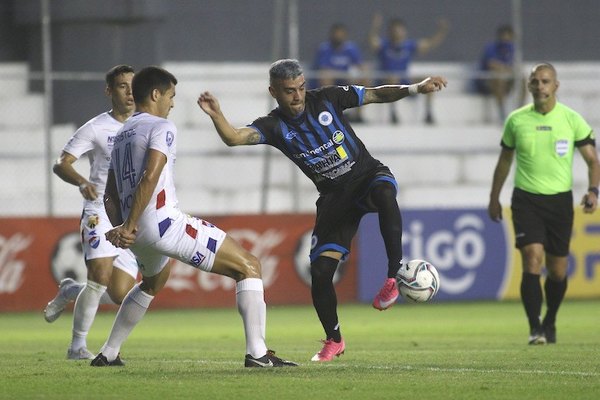 Crónica / El “12” se quedó con 10 y rescató 1 del Tricolor