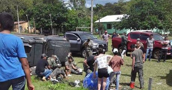 La Nación / Militares, heridos en vuelco de vehículo