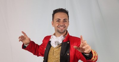 La Nación / Esta noche se despide “El mega showman”