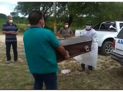Chaco: Sepultan en ataúd a anciano enterrado embalado