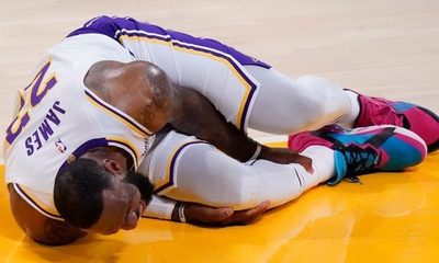 LeBron James se retira lesionado en la derrota de Lakers ante Hawks