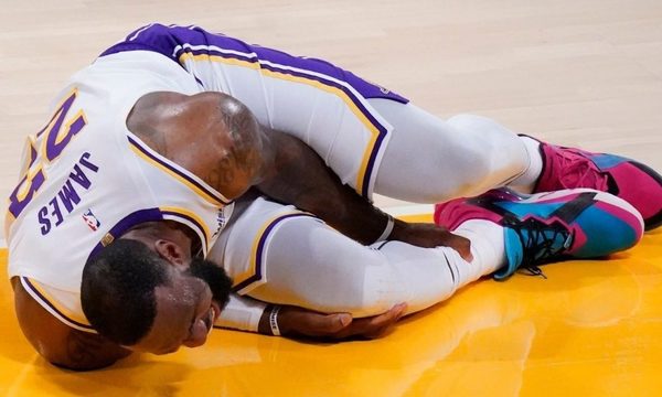 LeBron James se retira lesionado en la derrota de Lakers ante Hawks