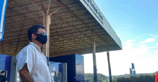 Monta guardia en el puente de la Amistad con la esperanza de recuperar su vehículo - Noticiero Paraguay