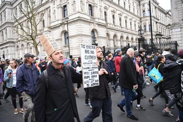 Al menos 36 detenidos en una protesta en Londres contra el confinamiento - Mundo - ABC Color