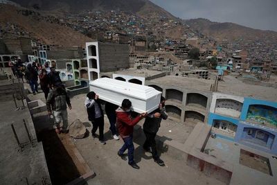 Perú supera los 50.000 fallecidos por COVID-19 - Mundo - ABC Color