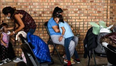 Familias migrantes serán alojadas en hoteles cerca de la frontera de EE.UU