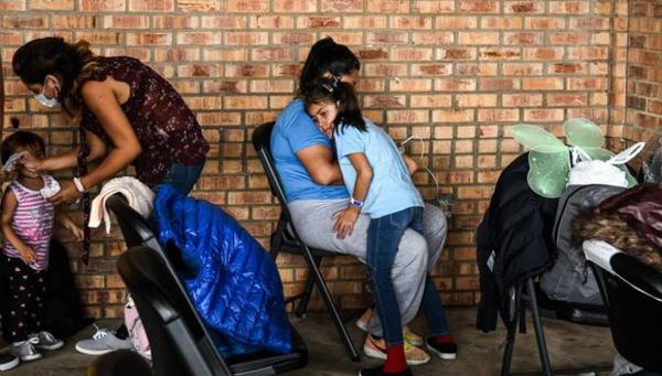 Familias migrantes serán alojadas en hoteles cerca de la frontera de EE.UU