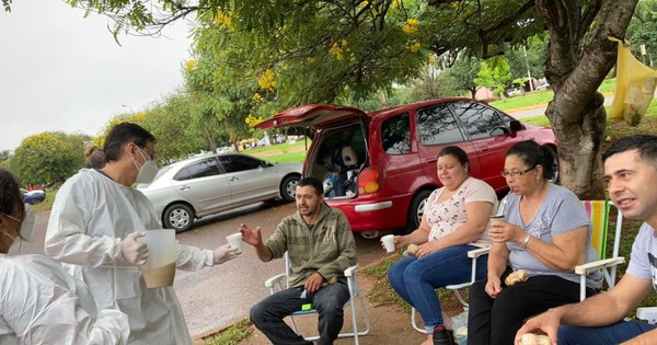 La Nación / Noble gesto: profesionales de salud entregaron desayuno a familiares de internados por COVID-19