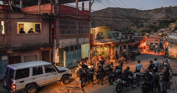 La Nación / La policía, a la caza de infractores de medidas contra el COVID en barriada de Venezuela