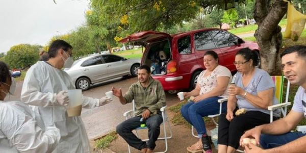Hasta el personal de blanco se une a solidaridad ciudadana en el Hospital Nacional