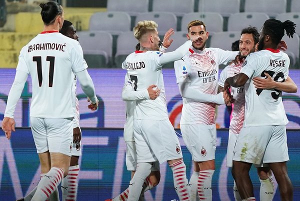 Milan gana y va hacia la cima