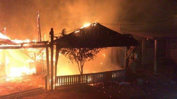 Incendio de grandes proporciones arrasa con cuatro casas en Itapúa