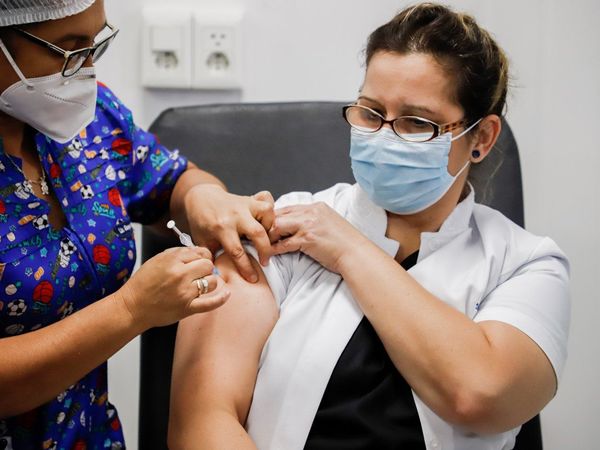 Paraguay prosigue vacunación de sanitarios en medio de hospitales copados