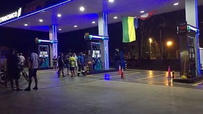 Motochorros balean a guardia y a playera de gasolinera en asalto - ABC en el Este - ABC Color