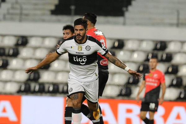 Olimpia destroza a River en el estreno de Orteman y recupera la punta