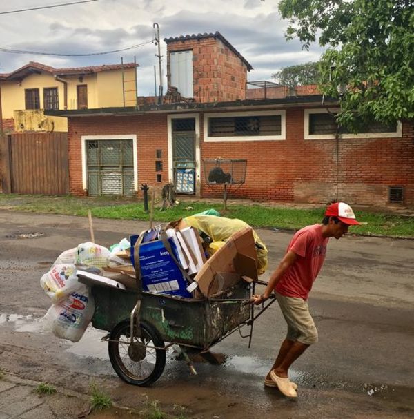 ¡Vacunas baratas, baterías compro… vacunas baratas comprooo…! | El Independiente