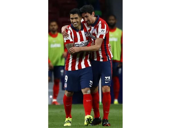 Suárez empuja al Atlético y Messi al Barcelona