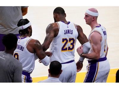 LeBron se lesiona y preocupa