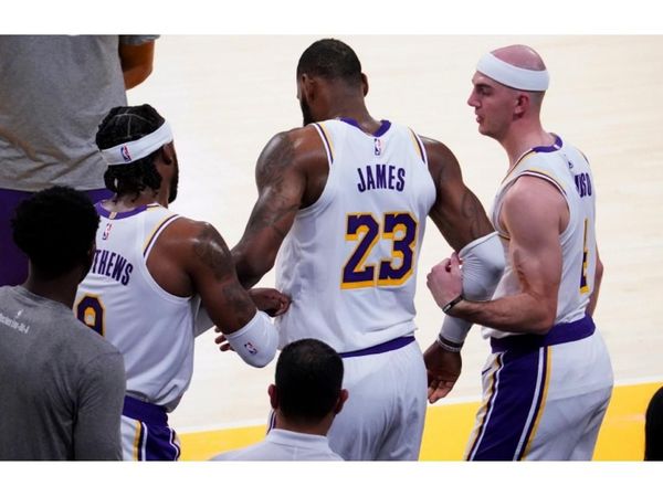 LeBron se lesiona y preocupa