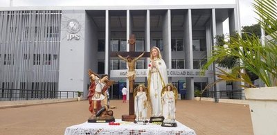 Crónica / Rezan por los “guerreros” del covid-19