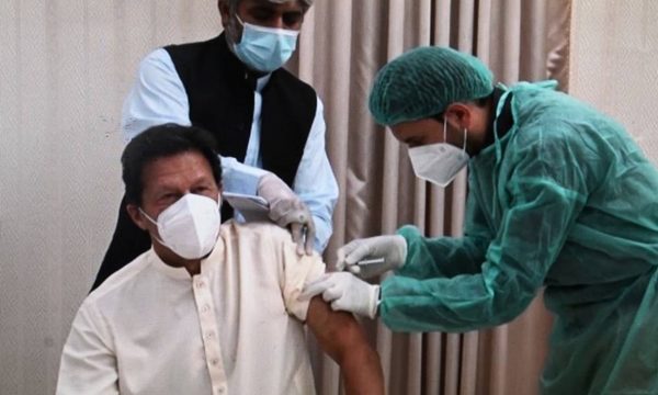 Primer ministro de Pakistán da positivo al Covid-19 dos días después de recibir vacuna china