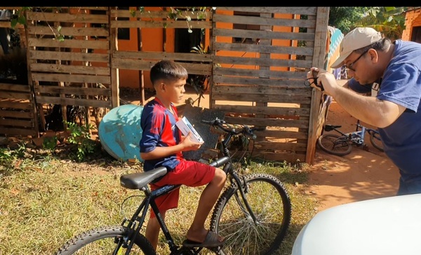 Niño ganador de ciclismo recibe celular para clases virtuales