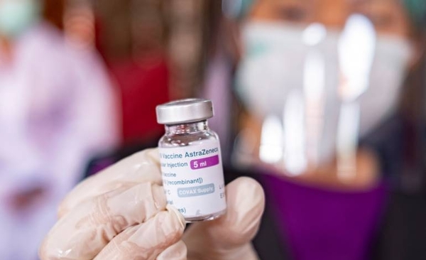 Diario HOY | Vacuna de AstraZeneca es efectiva en un 79% en prevención del covid-19, según estudio