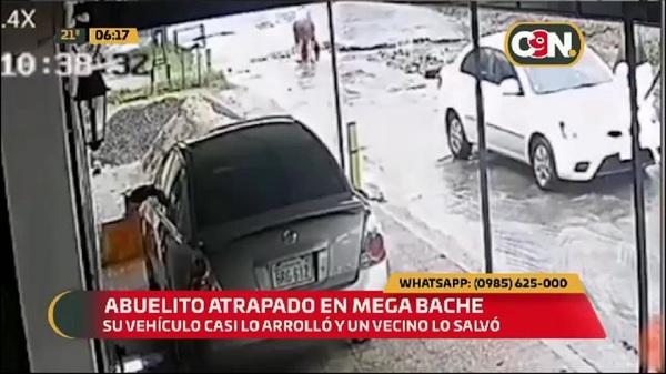 Abuelito quedó atrapado en mega bache en San Lorenzo - C9N
