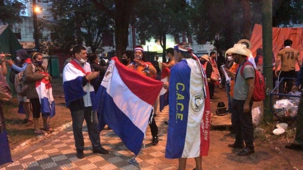 Diario HOY | Esteños llegan a la capital para exigir renuncia a Marito: “Se va por inútil”