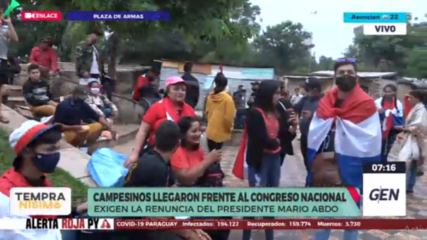 Diario HOY | Campesinos llegan a la Plaza de Armas