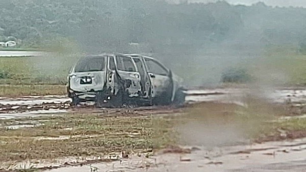 AUTOMÓVIL SE INCENDIÓ POR COMPLETO EN SAN ANTONIO YPECURÚ