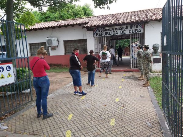Larga fila para entrega de kits de alimentos en escuela - Nacionales - ABC Color
