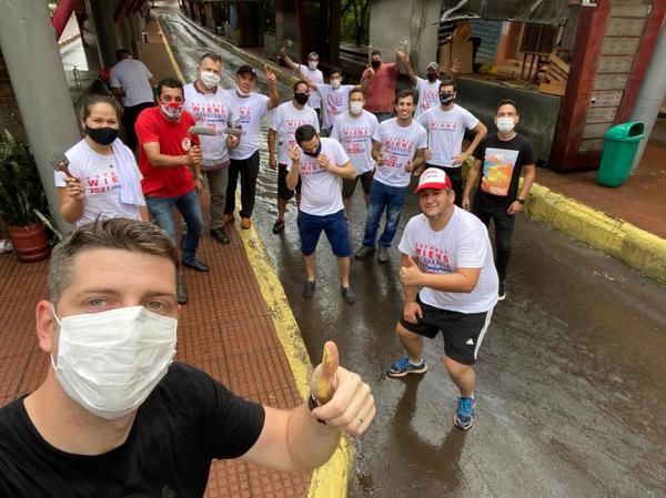 Esteban Wiens y su equipo pintan la dejada Terminal Interurbana - La Clave