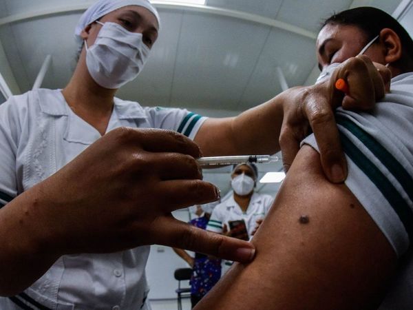 Sindicato de médicos critica lentitud en aplicación de vacunas anti-Covid