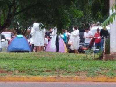 Familiares acampan en el patio del Hospital Nacional