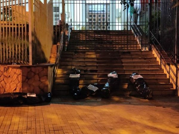 Jóvenes protestan contra ANR con bolsas que simulan ser de cadáveres